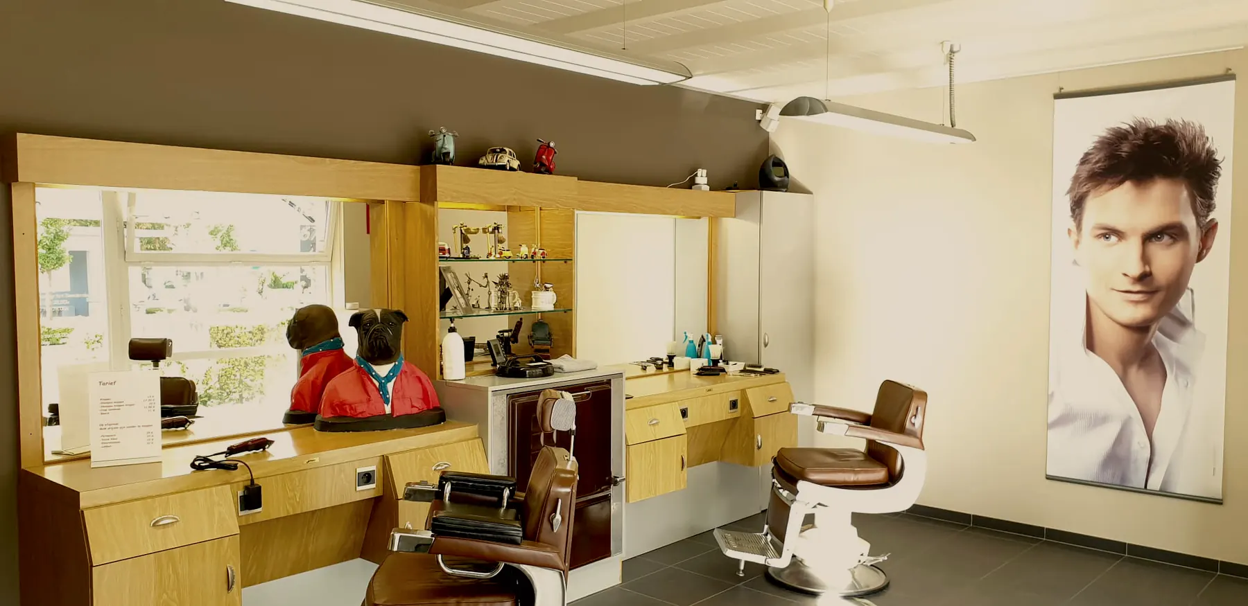 Het interieur van het salon met houten kasten, spiegels en twee klassieke barberstoelen