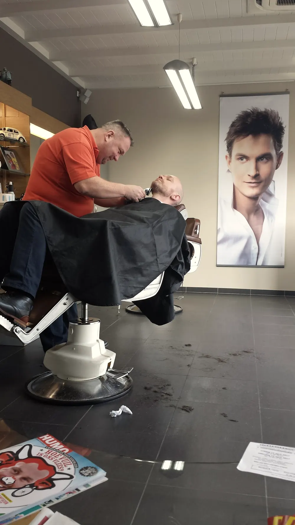 Ludo scheert een klant in zijn salon